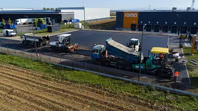 Une vue aérienne d'un chantier de construction prise par un drone