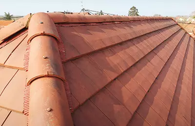 Le toit d'une maison après nettoyage par un drone