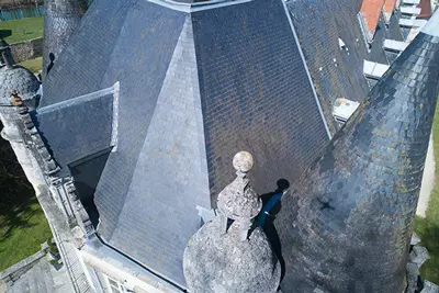 Une vue aérienne du toit d'un château prise par un drone