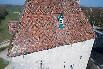 Une vue aérienne du toit d'un château prise par un drone
