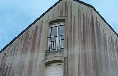 La façade d'un batiment avant nettoyage