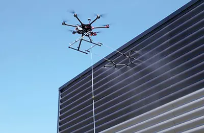 Un drone est utilisé pour nettoyer un bâtiment.