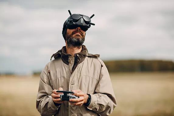 Un pilote de drone dans un champ