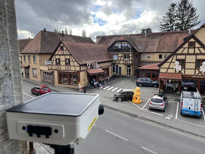 Une caméra timelapse au bord de la route